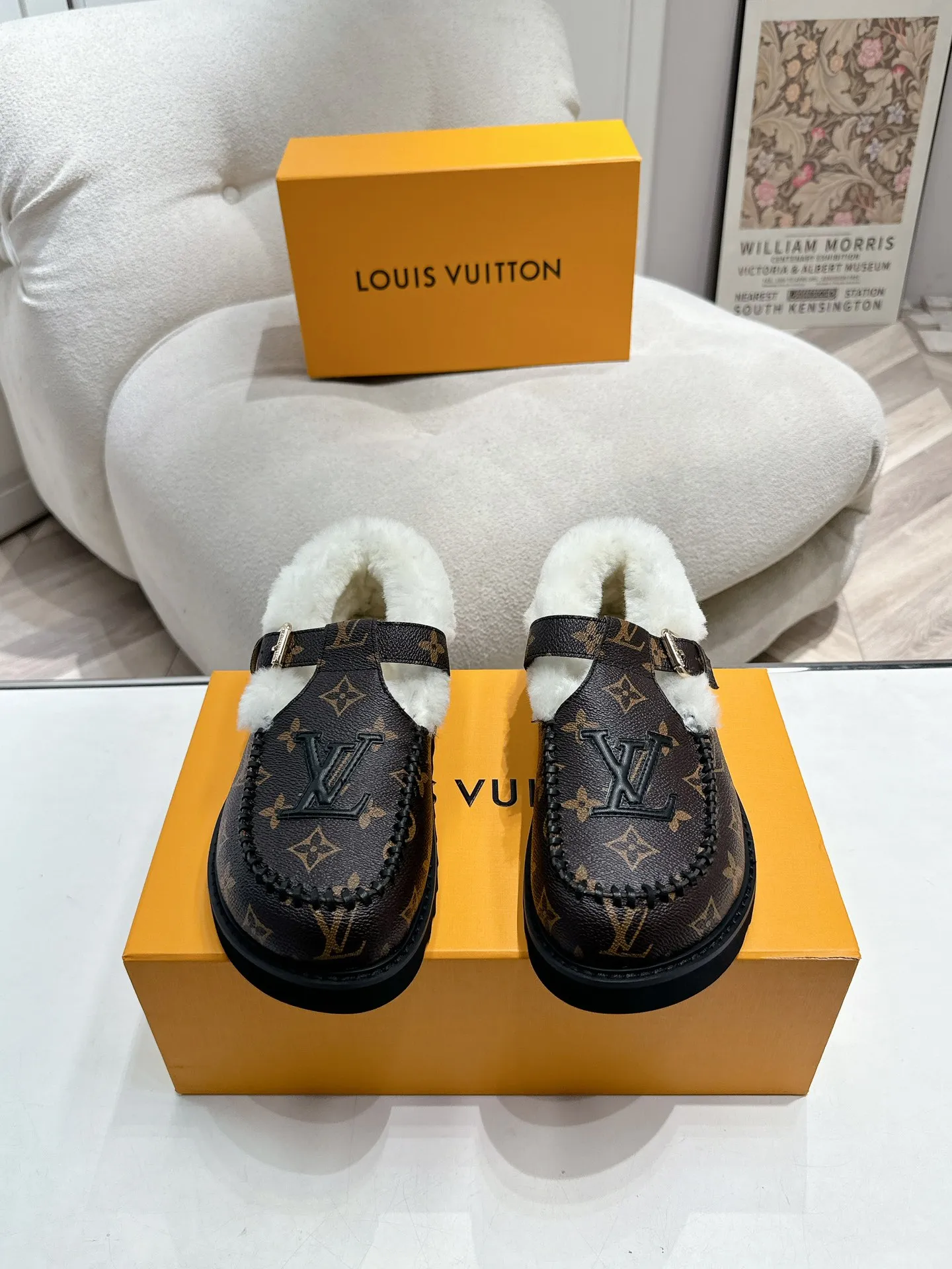 👟👟Ex-factory price 540👟👟Mauri version Louis Vuitton lv louis vuott…on fw24 new arrival～The latest furry slippers for autumn and winter～This pair of furry slippers is also very good-looking! The leather ones are very high-end! ! !Paired with denim shorts in autumn and winter, it’s perfect! Put it on and you will instantly have your ideal height! A favorite style, with fashionable elements, the appearance of the upper is full of nobility. Wearing it can always show the fashionable charm of women. It is fashionable but not too showy. The high-end beef tendon on the upper and the Lvjia letter buckle are so beautiful. Upper: imported high-end frosted/cowhide. Outsole: original outsole. Inner lining: imported real wool. Size: 35-42 (customized at .42).